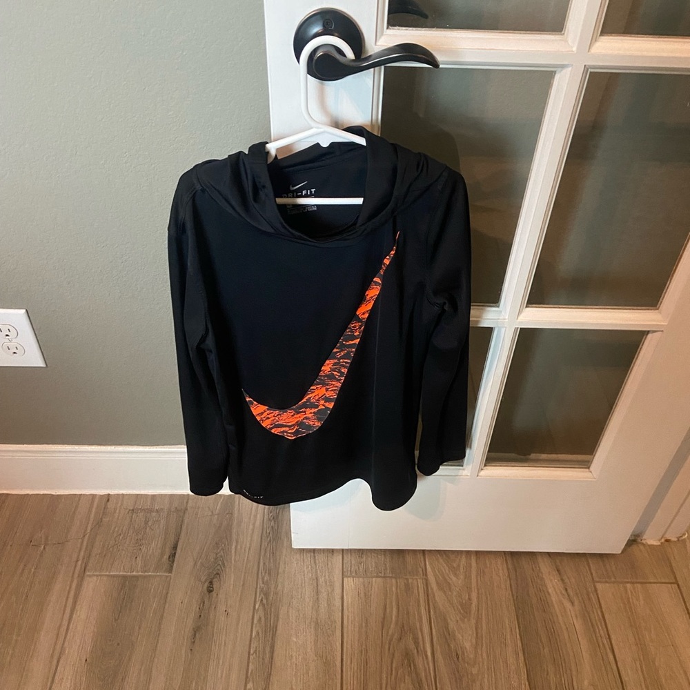 Nike youth medium long sleeve hoodie shirt
